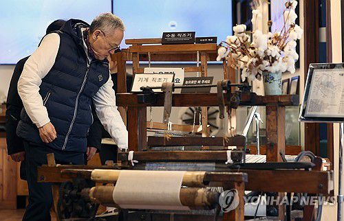 소창체험관 찾은 유인촌 장관(서울=연합뉴스) 유인촌 문화체육관광부 장관이 8일 로컬100 장소 중 하나인 인천 강화군 소창체험관을 찾아 시설을 살펴보고 있다. 2024.3.8 [문화체육관광부 제공. 재판매 및 DB 금지] photo@yna.co.kr