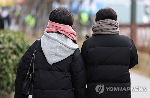 '목도리 둘러매고'[연합뉴스 자료사진]