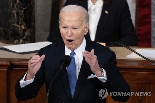 임기 마지막 국정연설 하는 바이든(워싱턴 EPA=연합뉴스) 조 바이든 미국 대통령이 7일(현지시간) 워싱턴 DC 국회의사당에서 임기 마지막 국정 연설을 하고 있다. 이날 바이든 대통령은 블라디미르 푸틴 러시아 대통령과 도널드 트럼프 전 대통령을 싸잡아 비판했다. 2024.03.08 passion@yna.co.kr