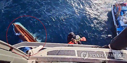 통영 욕지도 남쪽 68㎞ 해상서 선박 전복(통영=연합뉴스) 김동민 기자 = 통영 해양경찰서 등이 9일 오전 6시 29분께 경남 통영시 욕지도 남쪽 해상에서 68.52㎞(37해리) 지점에서 전복된 29t 어선(붉은 선) 구조 작업을 하고 있다.      사진은 통영해경이 제공한 동영상 캡처. 2024.3.9 [통영해양경찰서 제공. 재판매 및 DB 금지] image@yna.co.kr