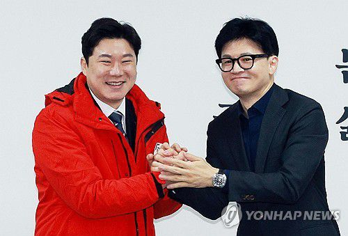 국민의힘, '사격 황제' 진종오 총선 인재로 영입(서울=연합뉴스) 한종찬 기자 = 국민의힘 한동훈 비상대책위원장이 5일 오전 서울 여의도 당사에서 열린 인재영입식에게 '사격황제' 진종오 대한체육회 이사와 기념촬영을 하고 있다. 2024.2.5 saba@yna.co.kr