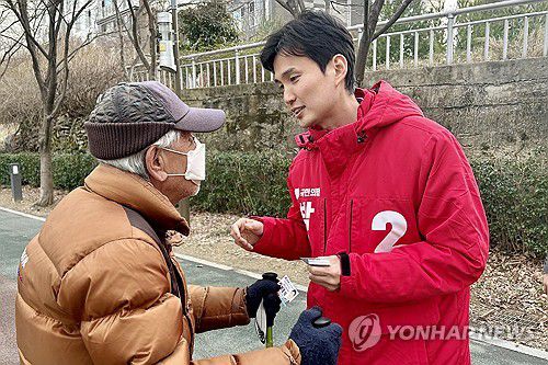 주민과 대화하는 국민의힘 박은식 후보(광주=연합뉴스) 장아름 기자 = 제22대 총선 광주 동남을 지역구에 출마한 박은식 국민의힘 비상대책위원이 지난 6일 오후 광주 동구 산수동 푸른길공원에서 주민들과 대화하고 있다. 2024.3.10 areum@yna.co.kr