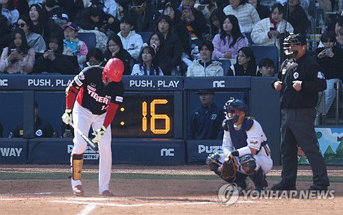 배트를 만져도 시간이 흐르네(창원=연합뉴스) 김동민 기자 = 10일 오후 창원NC파크에서 열린 KBO 프로야구 KIA 타이거즈와 NC 다이노스 시범 경기에서 피치 클록이 작동하고 있다.     피치 클록은 경기장에 투구 또는 타격 준비 과정에서 제한 시간을 두는 것이다. 2024.3.10 image@yna.co.kr