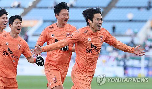 진성욱 골 폭발(서귀포=연합뉴스) 박지호 기자 = 10일 오후 서귀포시 제주월드컵경기장에서 열린 프로축구 하나은행 K리그1 제주유나이티드 대 대전하나시티즌의 경기 후반 제주 진성욱이 세 번째 골을 터뜨린 뒤 동료들과 환호하고 있다. 2024.3.10 jihopark@yna.co.kr