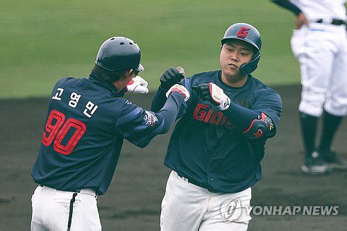 한동희, 지바 롯데와의 연습경기서 솔로포(이토만[일본 오키나와현]=연합뉴스) 서대연 기자 = 25일 일본 오키나와현 이토만시 니시자키 야구장에서 열린 롯데 자이언츠와 지바롯데의 연습경기.     2회초 롯데 한동희가 솔로홈런을 친 뒤 고영민 코치와 기뻐하고 있다. 2024.2.25 dwise@yna.co.kr