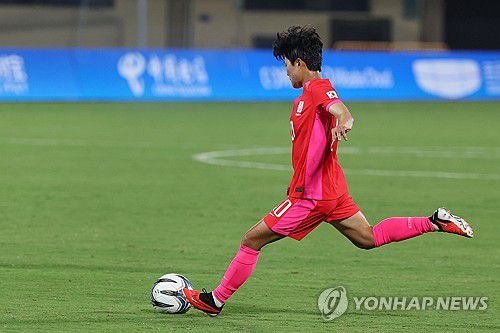 프리킥으로 골 만드는 지소연(원저우[중국]=연합뉴스) 신현우 기자 = 22일 오후 중국 저장성 원저우 스포츠센터 스타디움에서 열린 항저우 아시안게임 여자 축구 조별리그 E조 1차전 한국과 미얀마의 경기. 한국 지소연이 프리킥으로 골을 넣고 있다. 2023.9.22 nowwego@yna.co.kr