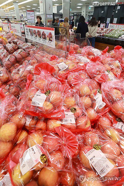 정부, 농산물 물가 안정에 예산투입…사과·배 40% 할인 지원(서울=연합뉴스) 진연수 기자 = 정부가 장바구니 물가 부담을 완화하기 위해 과일, 시설채소 등의 출하 비용을 지원하고 유통사의 할인 판매를 활성화한다. 농림축산식품부는 농산물 가격이 높은 수준을 유지하고 있다면서 품목별로 물가 안정 대책을 추진한다고 밝혔다. 사진은 이날 서울 시내 한 대형마트 과일 판매대. 2024.2.28 jin90@yna.co.kr