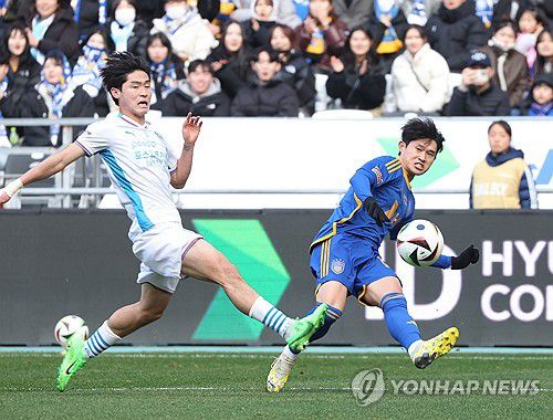 크로스하는 이동경(울산=연합뉴스) 김용태 기자 = 1일 울산 문수축구경기장에서 열린 프로축구 하나은행 K리그1 2024 울산 HD와 포항 스틸러스의 경기에서 울산 이동경이 돌파 후 크로스하고 있다. 2024.3.1 yongtae@yna.co.kr
