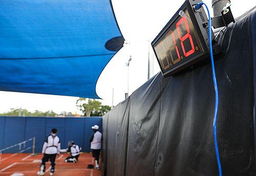 피치 클록을 켜고 훈련 중인 두산 투수들(서울=연합뉴스) 프로야구가 올 후반기 도입을 예고한 '피치 클록' 규정이 경기 시간 단축에 적지 않은 영향을 미칠 전망이다.     2024 신한 SOL 뱅크 KBO리그는 9일 전국 5개 구장에서 시범경기 개막전을 치른 결과 평균 경기 시간이 2시간 44분을 기록, 지난해 시범경기 평균 시간인 2시간 58분보다 14분이나 단축됐다. 사진은 피치 클록을 켜고 훈련 중인 두산 투수들. 2024.3.10 [두산베어스 제공. 재판매 및 DB 금지] photo@yna.co.kr