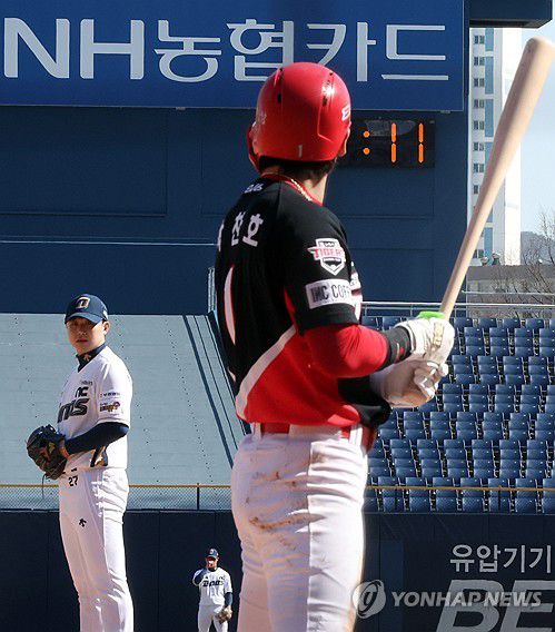 야구장 피치 클록 설치(창원=연합뉴스) 김동민 기자 = 10일 오후 창원NC파크에서 열린 KBO 프로야구 KIA 타이거즈와 NC 다이노스 시범 경기. 6회 초 NC 투수 이준호와 KIA 1번 박찬호가 투타를 준비하는 동안 전광판 아래 설치된 피치 클록이 작동하고 있다.     피치 클록은 경기장에 투구 또는 타격 준비 과정에서 제한 시간을 두는 것이다. 2024.3.10 image@yna.co.kr