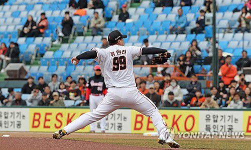 류현진의 역투(대전=연합뉴스) 김준범 기자 = 12일 대전한화생명이글스파크에서 열린 2024 프로야구 KIA 타이거즈와 한화 이글스의 시범 경기. 1회초 한화 선발 류현진이 공을 던지고 있다. 2024.3.12 psykims@yna.co.kr