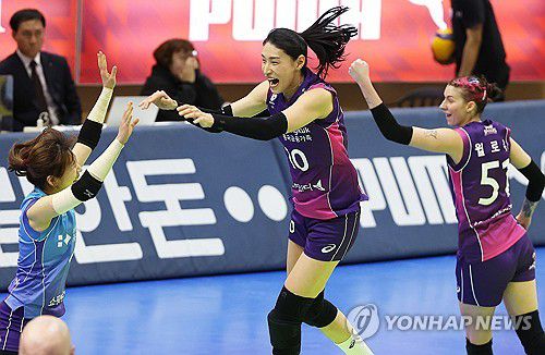 김연경 '2세트도 승리'(수원=연합뉴스) 홍기원 기자 = 12일 경기도 수원실내체육관에서 열린 프로배구 V리그 여자부 현대건설 힐스테이트와 흥국생명 핑크스파이더스의 경기. 흥국생명 김연경이 2세트 승리 후 동료들과 기뻐하고 있다. 2024.3.12 xanadu@yna.co.kr