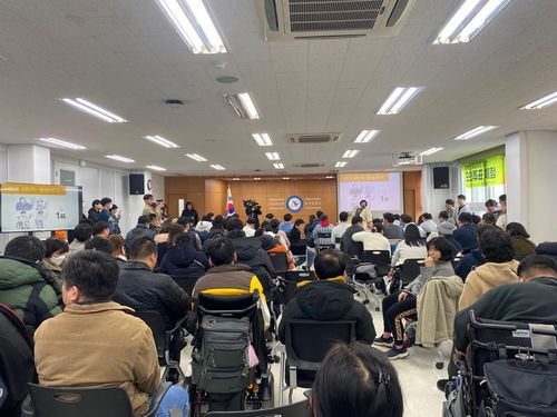 모의투표 사전강연 듣는 발달장애인들[촬영 계승현]