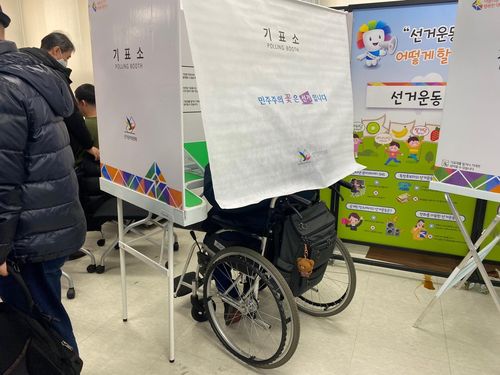 휠체어 장애인을 위한 기표소[촬영 계승현]