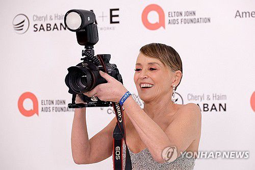 지난 10일(현지시간) 오스카 파티 참석한 배우 샤론 스톤[AFP=연합뉴스. 재판매 및 DB 금지]