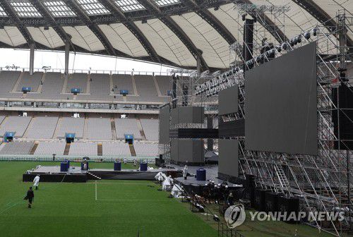 잼버리 콘서트를 위해 설치된 무대작년 8월 10일 오후 서울 마포구 서울월드컵경기장에서 '2023 새만금 세계 스카우트 잼버리 K팝 슈퍼 라이브' 공연을 위한 무대가 설치되고 있다. [연합뉴스 자료사진. 재판매 및 DB 금지]