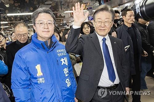 영등포 지하쇼핑몰 찾은 이재명-채현일(서울=연합뉴스) 한종찬 기자 = 더불어민주당 이재명 대표와 서울 영등포구갑에 출마한 채현일 전 영등포구청장이 5일 오후 서울 영등포구 뉴타운 지하쇼핑몰을 찾아 인사하고 있다. 2024.3.5 [공동취재] saba@yna.co.kr