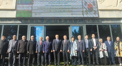 아프로시압 박물관 재개관식왼쪽 8번째부터 국장현 주우즈베키스탄 대한민국대사관 공사참사관 겸 총영사, 채수희 문화재청 문화재활용국장, 김동하 한국문화재재단 기획이사 [문화재청 제공. 재판매 및 DB 금지]