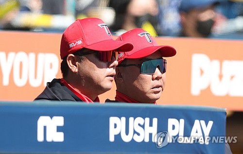 이범호 KIA 사령탑(창원=연합뉴스) 김동민 기자 = 10일 오후 창원NC파크에서 열린 KBO 프로야구 KIA 타이거즈와 NC 다이노스 시범 경기. 이범호 KIA 신임 감독이 경기를 지켜보고 있다. 2024.3.10 image@yna.co.kr