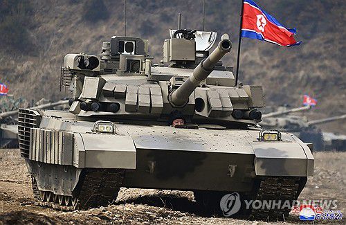 북한 김정은, 신형탱크 직접 조종(평양 조선중앙통신=연합뉴스) 김정은 북한 국무위원장이 지난 13일 조선인민군 땅크(탱크)병대연합부대간 대항훈련경기를 지도했다고 조선중앙통신이 14일 보도했다. 김 위원장이 신형 탱크를 직접 조종하고 있다. 2024.3.14      [국내에서만 사용가능. 재배포 금지. For Use Only in the Republic of Korea. No Redistribution] nkphoto@yna.co.kr