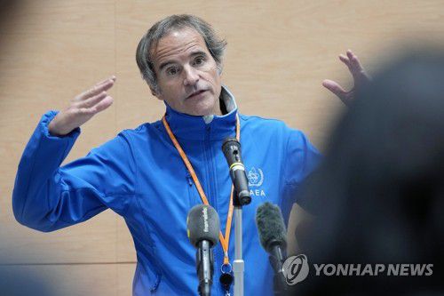 기자 질문에 답하는 그로시 IAEA 사무총장(후타바 AP=연합뉴스) 라파엘 그로시 국제원자력기구(IAEA) 사무총장(오른쪽)이 13일 일본 후쿠시마 제1원자력발전소를 방문해 현장을 시찰한 뒤 기자들의 질문에 답하고 있다. 2024.03.14 passion@yna.co.kr