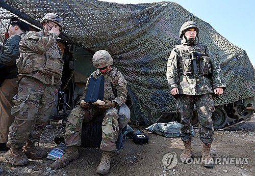 한미연합 통합화력훈련(포천=연합뉴스) '24 FS/TIGER 일환으로 실시된 한미연합 통합화력훈련이 열린 14일 오전 경기도 포천 승진훈련장에서 미2사단 장병이 무인항공기(UAV)를 조종하고 있다. 2024.3.14 [사진공동취재단] photo@yna.co.kr