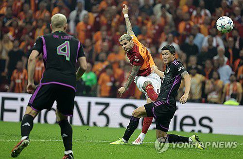 이번 시즌 UEFA 챔피언스리그 경기 중 김민재(오른쪽)의 모습[EPA=연합뉴스 자료사진]