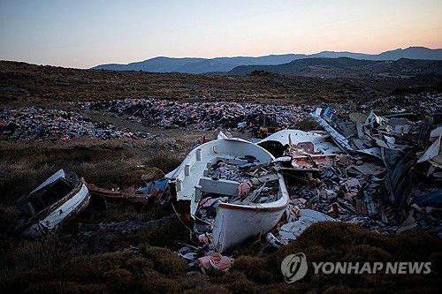 에게해의 그리스 레스보스섬에 난민들이 사용하던 보트 등 쓰레기 더미가 쌓여있는 모습[로이터 연합뉴스 자료사진. 재판매 및 DB 금지]