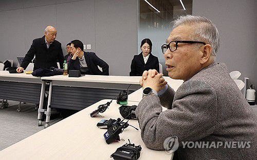 발언하는 김상근 위원장(서울=연합뉴스) 김주형 기자 = 범야권 비례 위성정당 더불어민주연합의 김상근 국민후보추천심사위원장이 14일 오전 서울 종로구 노무현시민센터에서 열린 국민후보 추천 심사위원회 긴급회의에 참석해 발언하고 있다. 2024.3.14 kjhpress@yna.co.kr