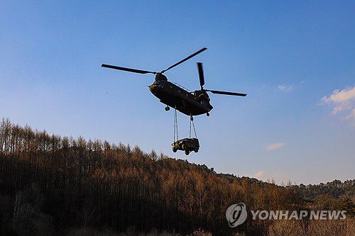 소형전술차량·견인포 공중수송 하는 제2신속대응사단·항공사령부 장병들(서울=연합뉴스) 육군 2신속대응사단이 '24 FS/TIGER 일환으로 지난 11일부터 15일까지 강원도 인제, 경기도 광주·성남·여주·이천 일대에서 대규모 한미연합 공중강습훈련을 실시했다고 15일 밝혔다. 사진은 제2신속대응사단과 항공사령부 장병들이 소형전술차량과 105mm 견인포를 공중수송 하는 모습. 2024.3.15 [육군 제공. 재판매 및 DB 금지] photo@yna.co.kr