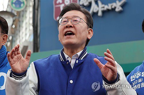 발언하는 이재명 대표(울산=연합뉴스) 장지현 기자 = 15일 오전 울산 남구 수암시장을 방문한 이재명 더불어민주당 대표가 발언하고 있다. 2024.3.15 jjang23@yna.co.kr