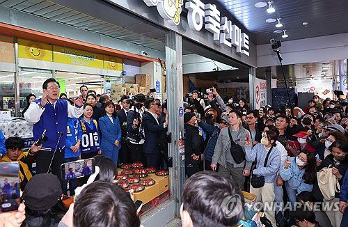 부산 찾은 이재명(부산=연합뉴스) 손형주 기자 = 더불어민주당 이재명 대표가 15일 오후 부산 부산진구 당감시장을 찾아 서은숙 부산진갑 후보와 이성문 연제구 후보 등 부산지역 후보들과 지지를 호소하고 있다. 2024.3.15 handbrother@yna.co.kr