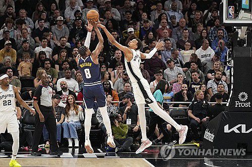 블록하는 샌안토니오의 웸반야마[USA TODAY Sports=연합뉴스]