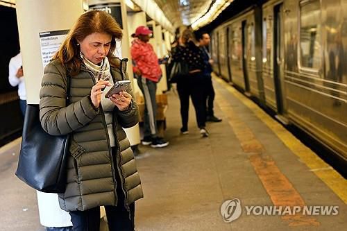 뉴욕 지하철역에서 열차를 기다리는 이용객[AFP 연합뉴스 자료사진]