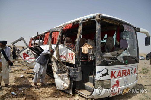 아프가니스탄 버스 사고아프가니스탄에서 교통사고로 부서진 버스. 본 기사와 관련 없음. [EPA 연합뉴스 자료사진 제공. 재판매 및 DB 금지]