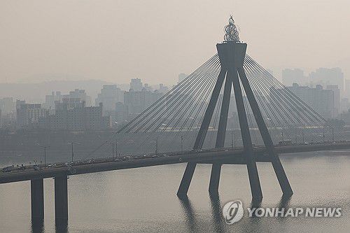 뿌옇게 보이는 올림픽대교(서울=연합뉴스) 김성민 기자 = 초미세먼지 농도가 '나쁨'을 기록한 14일 오전 서울 송파구 올림픽대교 인근이 뿌옇게 보이고 있다. 2024.3.14 ksm7976@yna.co.kr
