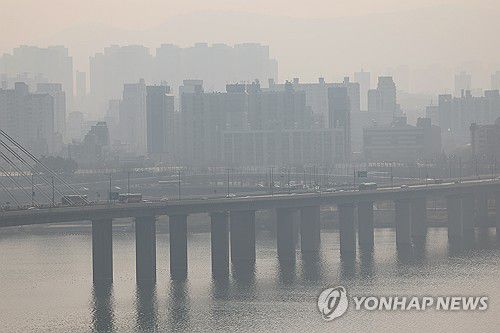 14일 오전 서울 시내가 미세먼지에 뿌옇게 보이고 있다. [연합뉴스 자료사진]