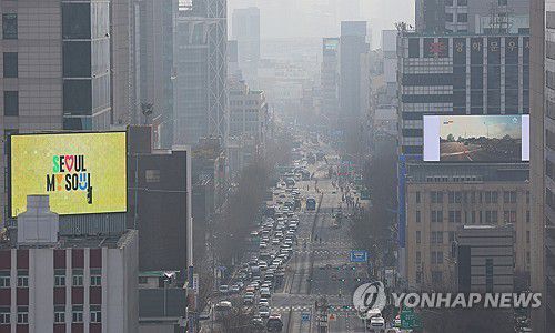 회색빛 도심(서울=연합뉴스) 김도훈 기자 = 올봄 첫 황사 유입으로 미세먼지 수준이 나쁨을 기록한 17일 오전 서울 종로 일대가 뿌옇게 보인다. 2024.3.17 superdoo82@yna.co.kr