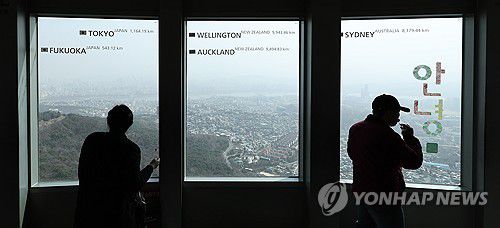 미세 먼지에 갇힌 도심(서울=연합뉴스) 김도훈 기자 = 올봄 첫 황사 유입으로 미세먼지 수준이 나쁨을 기록한 17일 오후 서울 N서울타워 전망대에서 바라본 도심이 뿌연 미세먼지에 갇혀 있다. 2024.3.17 superdoo82@yna.co.kr