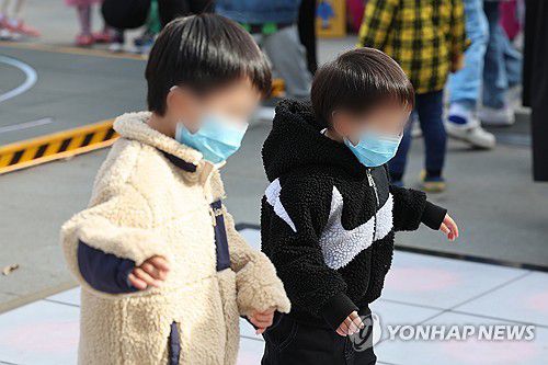 '놀때도 마스크 쓰고'(서울=연합뉴스) 서대연 기자 = 올 봄 첫 황사가 유입되며 수도권 미세먼지가 '매우 나쁨' 수준을 보인 17일 오후 서울 종로구 광화문광장에서 마스크를 쓴 어린이들이 놀고 있다. 2024.3.17 dwise@yna.co.kr