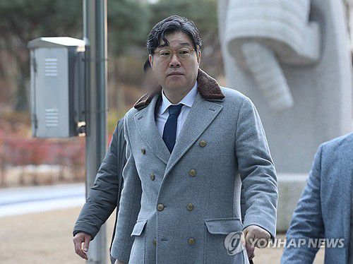 보석 후 첫 공판 출석하는 김성태(수원=연합뉴스) 홍기원 기자 = 5개 비상장회사 자금 500억원대 횡령 및 800만 달러 대북송금 혐의 등으로 구속 기소된 후 지난 23일 보석으로 석방된 김성태 쌍방울 그룹 전 회장이 지난 1월 26일 오전 경기도 수원시 영통구 수원지방법원에서 열린 공판에 출석하고 있다. 2024.1.26 [공동취재] xanadu@yna.co.kr