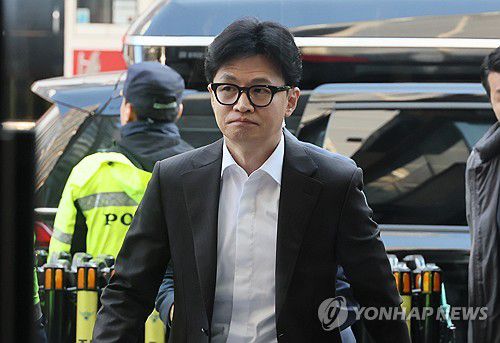 출근하는 한동훈 위원장(서울=연합뉴스) 이정훈 기자 = 국민의힘 한동훈 비상대책위원장이 18일 오전 서울 여의도 중앙당사로 출근하고 있다. 2024.3.18 uwg806@yna.co.kr