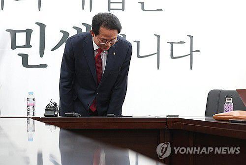 인사하는 류성걸 의원(대구=연합뉴스) 윤관식 기자 = 국민의힘 류성걸 의원이 19일 오후 대구 수성구 범어동 국민의힘 대구시당에서 긴급기자회견을 열고 불출마 선언 후 인사하고 있다. 2024.3.19 psik@yna.co.kr