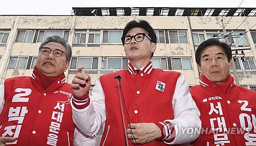 서대문구 지원 간 한동훈 비대위원장(서울=연합뉴스) 한종찬 기자 = 국민의힘 한동훈 비대위원장이 19일 서대문구 인왕시장을 방문, 서대문구 갑과 을에 각각 출마하는 이용호, 박진 후보와 함께 시민들에게 인사하고 있다. 2024.3.19 [ 공동취재] saba@yna.co.kr