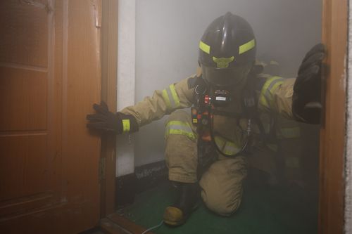 지하 농연장 탈출하는 외국인 소방안전 리더들[촬영 장지현]