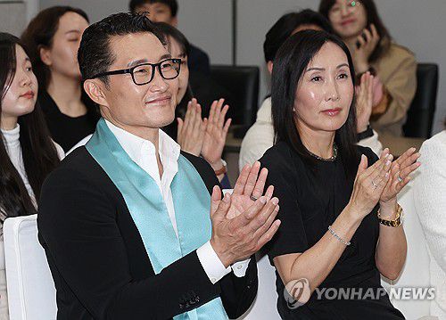 서울시 명예시민증 수여식 참석한 대니얼 대 킴 부부(서울=연합뉴스) 이재희 기자 = 한국계 미국인 배우 대니얼 대 킴과 그의 부인 미아 킴이 20일 오후 서울시청에서 열린 명예시민증 수여식에 참석, 박수치고 있다. 대니얼 대 킴은 서울을 배경으로 한 아마존 OTT 시리즈 '버터플라이'를 촬영 중이다. 2024.3.20 scape@yna.co.kr