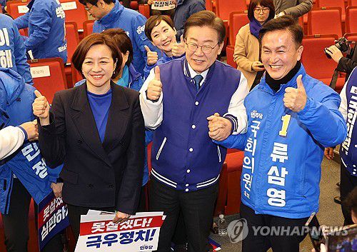 이재명 대표와 서울지역 후보들(서울=연합뉴스) 한상균 기자 = 20일 국회에서 열린 더불어민주당 서울시당 선거대책위원회 출범식에서 이재명 대표가 류삼영, 조수진 후보 등과 기념촬영을 하고 있다. 2024.3.20 xyz@yna.co.kr