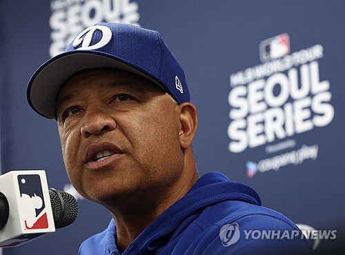 파드리스 2차전 앞두고 기자회견하는 다저스 로버츠 감독(서울=연합뉴스) 류영석 기자 = 21일 오후 미국프로야구(MLB) 공식  LA다저스 대 샌디에이고 파드리스 2차전 경기를 앞둔 서울 고척 스카이돔에서 로스앤젤레스 다저스 데이브 로버츠 감독이 기자회견을 하고 있다. 2024.3.21 ondol@yna.co.kr