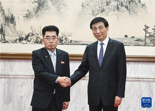 21일 김성남 북한 노동당 국제부장 만난 왕후닝 중국 정협 주석(오른쪽)[신화=연합뉴스]