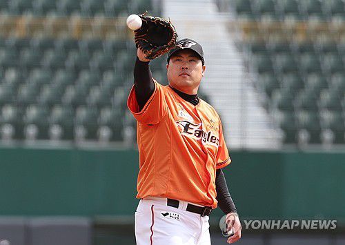 한화 선발로 나선 류현진(부산=연합뉴스) 박성제 기자 = 17일 오후 부산 동래구 사직구장에서 열린 2024 신한 SOL 뱅크 KBO리그 한화 이글스-롯데 자이언츠 시범경기. 한화 선발 투수 류현진이 공을 받고 있다. 2024.3.17 psj19@yna.co.kr